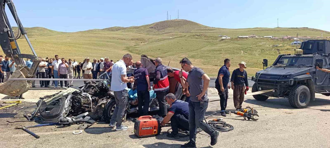 MUŞ'UN VARTO İLÇESİNDE KAMYONLA OTOMOBİLİN ÇARPIŞMASI SONUCU 2 KİŞİ YAŞAMINI YİTİRİRKEN, 1 KİŞİ...