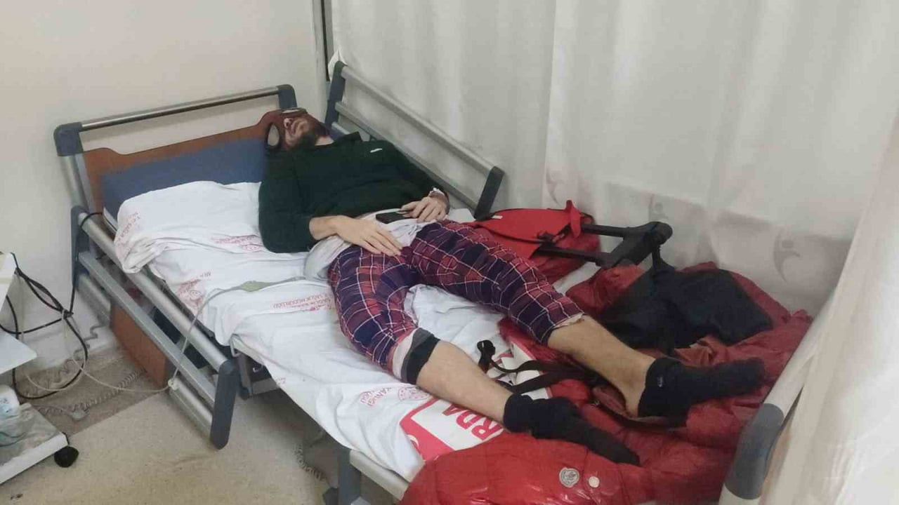 MUŞ'UN VARTO İLÇESİNDE SEYYAR SATICIDAN ALDIĞI YILAN OTUNU ÇİĞ TÜKETEN "TÜRK ÖRÜMCEK ADAM" LAKAPLI...