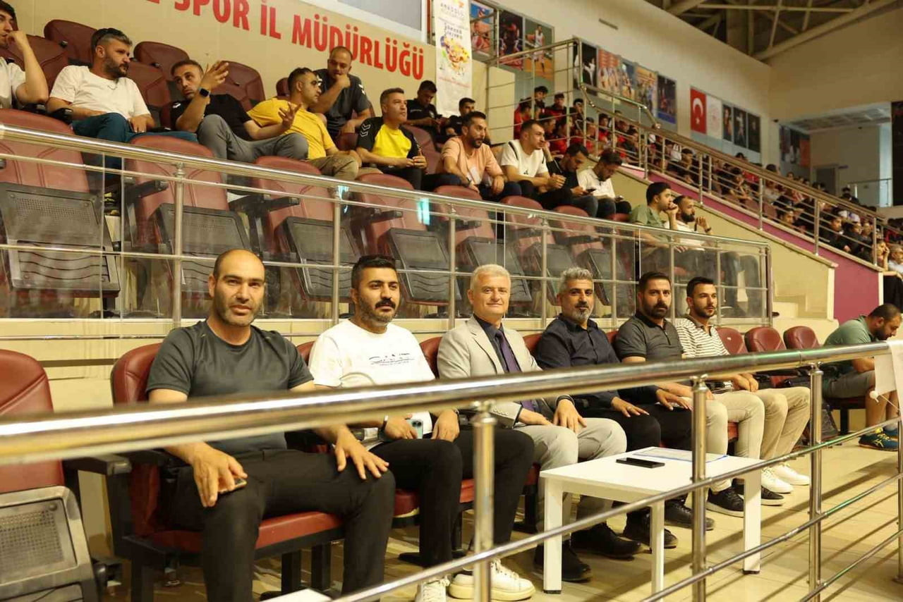 MÜSABAKALARI YERİNDE TAKİP EDEN MUŞ GENÇLİK VE SPOR İL MÜDÜRÜ YUSUF KILIÇ (ORTADA) ORGANİZASYONA...