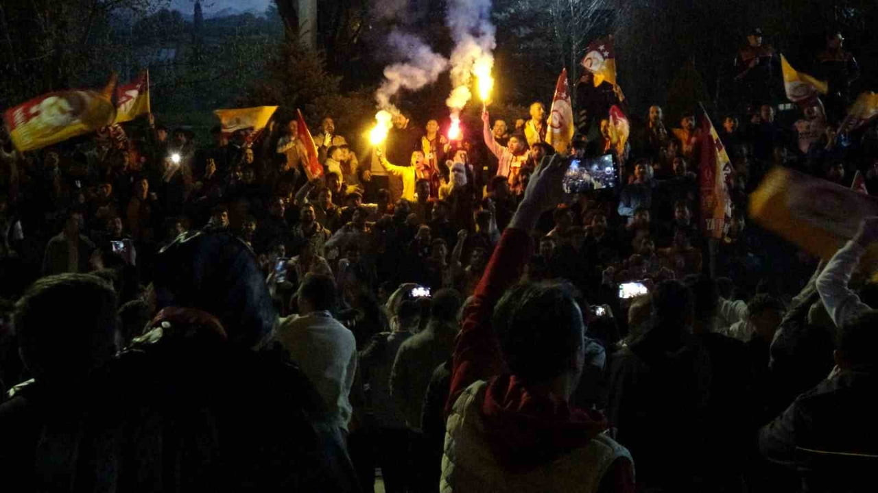 MÜSABAKANIN BİTİŞ DÜDÜĞÜ İLE BİRLİKTE GALATASARAY TARAFTARLARI CUMHURİYET CADDESİ’NE AKIN...