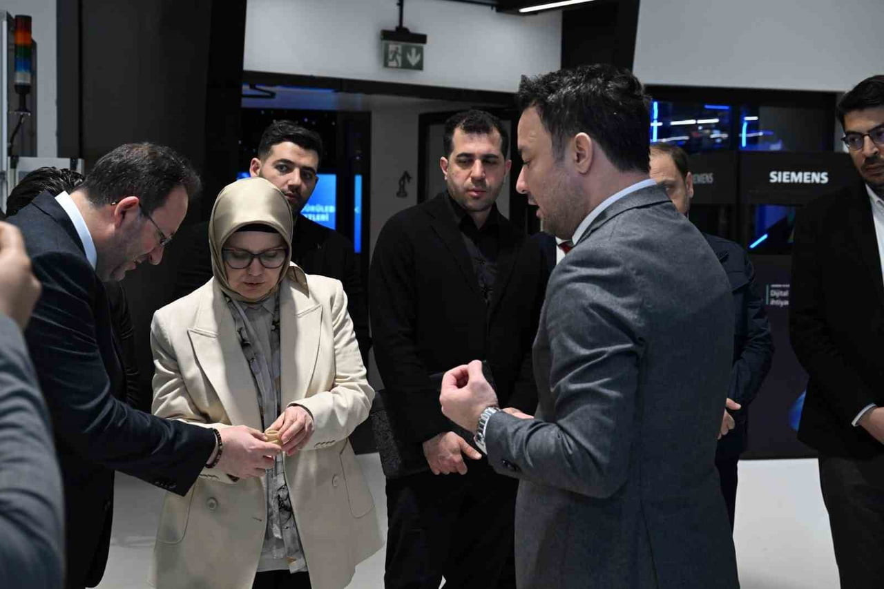 MÜSİAD KAYSERİ ŞUBE BAŞKANI FERHAT AKMERMER, AK PARTİ KAYSERİ MİLLETVEKİLİ AYŞE BÖHÜRLER İLE...