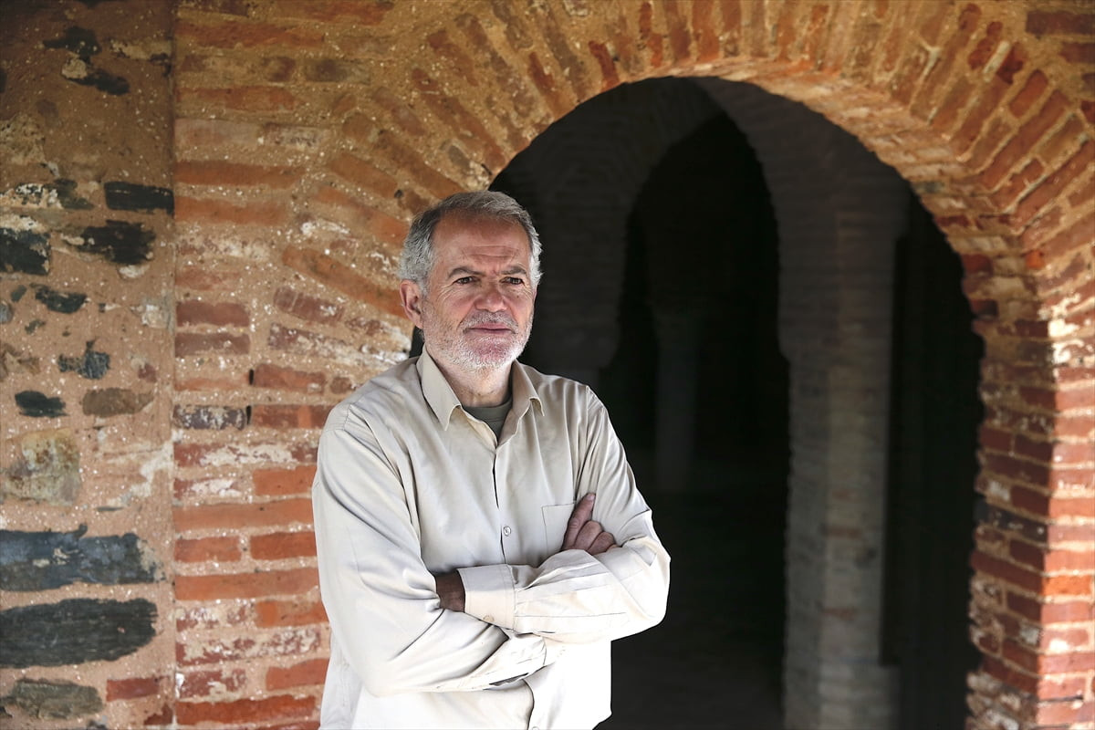 Müslüman olduktan sonra Allah'a verdiği sözü tutarak at ile Endülüs'ten yola çıkan ve 12 ülkeyi...