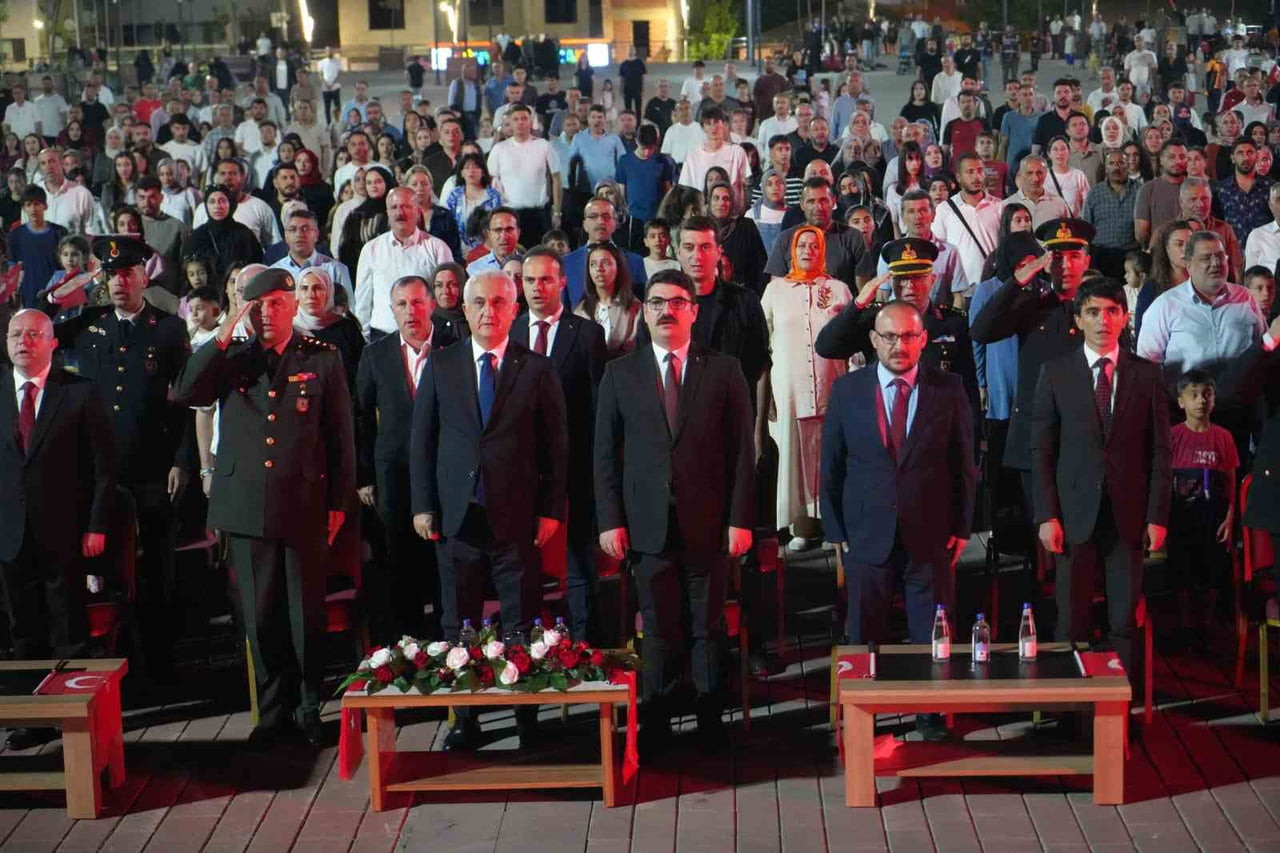 MUŞ’TA 15 TEMMUZ DEMOKRASİ VE MİLLİ BİRLİK GÜNÜ DOLAYISIYLA DÜZENLENEN ETKİNLİKLER, VATANDAŞLARIN...