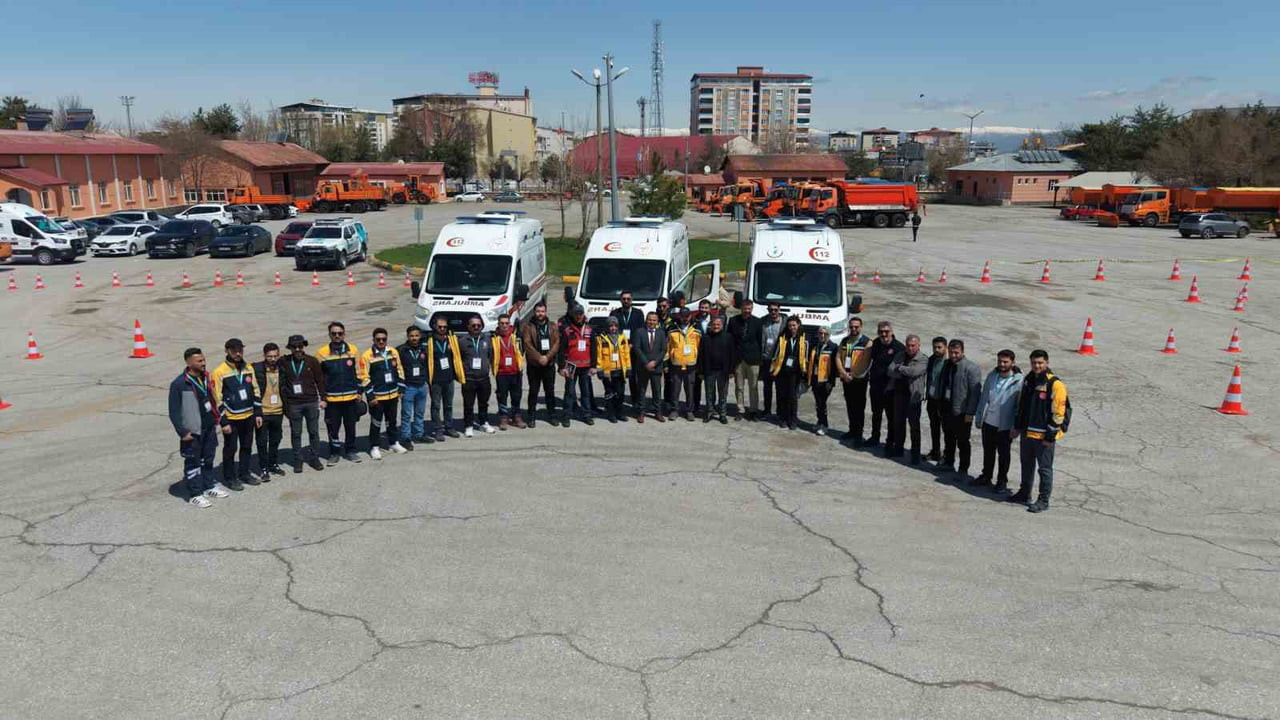 MUŞ’TA AMBULANS SÜRÜCÜLERİNE ZORLU YOL VE HAVA ŞARTLARINDA GÜVENLİ SÜRÜŞ BECERİLERİ KAZANDIRMAK...