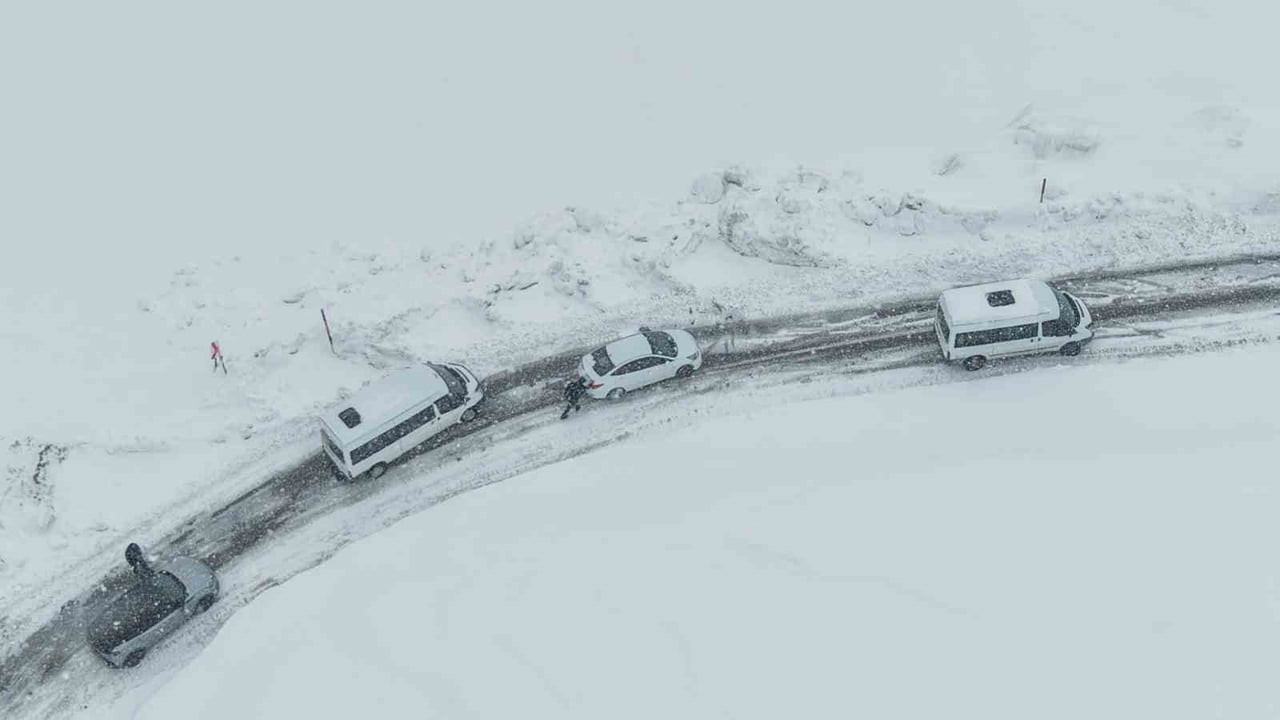 MUŞ’TA ETKİLİ OLAN KAR YAĞIŞI VE TİPİ NEDENİYLE HASKÖY-MUTKİ KARA YOLUNDA MAHSUR KALAN 10 ARAÇTAKİ...