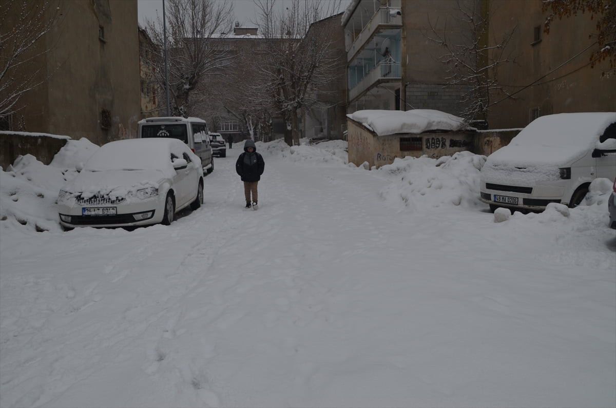 Muş’ta gece saatelerinde etkili olan kar yağışı nedeniyle özellikle köy yollarında ulaşımda...