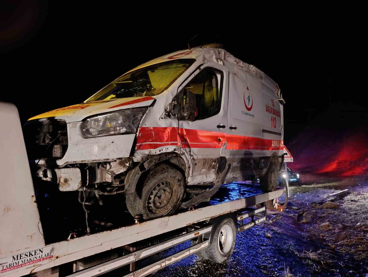 MUŞ’TA HASTA NAKLİ YAPAN AMBULANSIN ŞARAMPOLE DEVRİLMESİ SONUCU 5 KİŞİ YARALANDI.