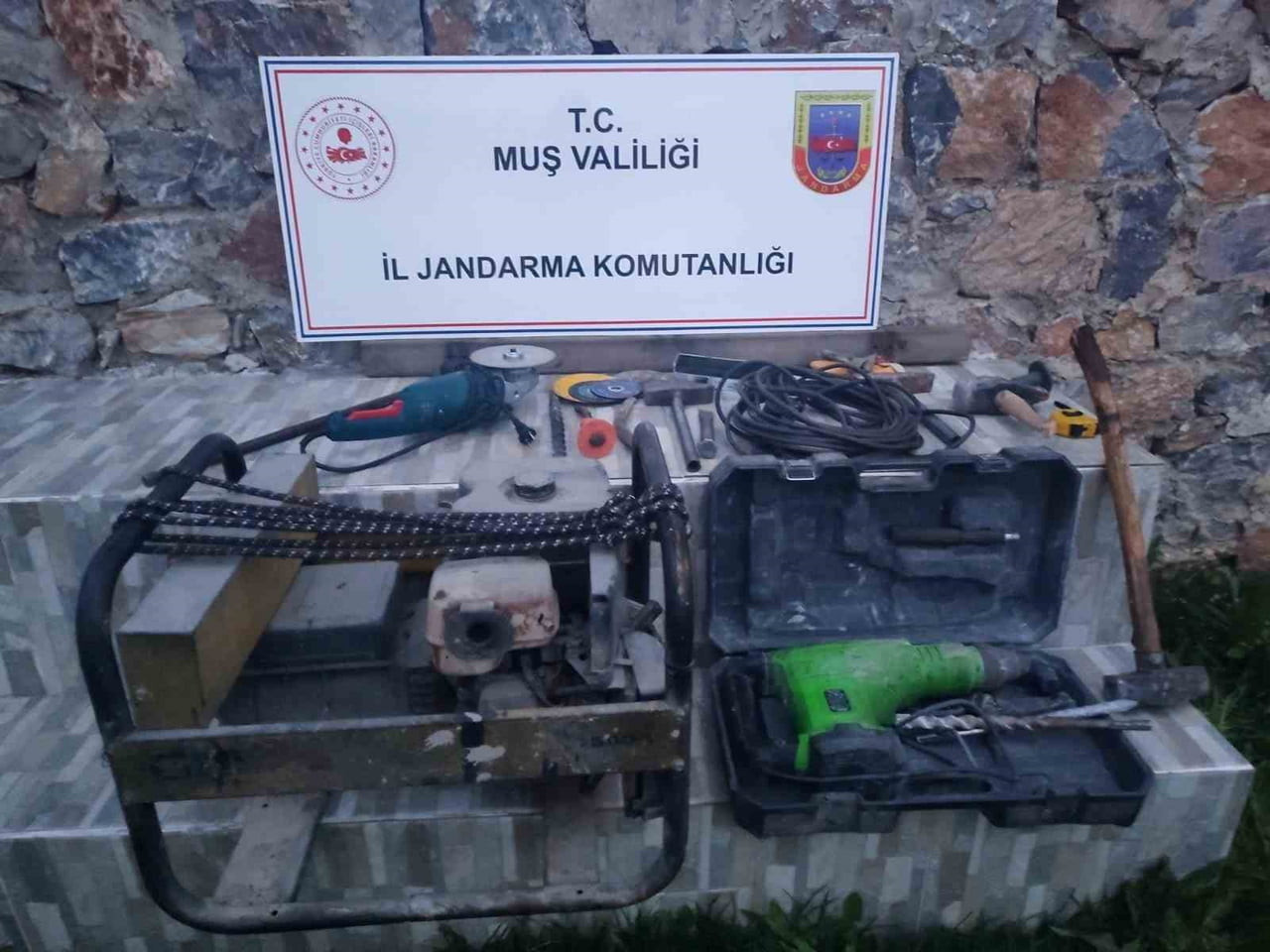 MUŞ’TA JANDARMA EKİPLERİNCE DÜZENLENEN OPERASYONDA KAÇAK KAZI YAPTIĞI DEĞERLENDİRİLEN 3 ŞÜPHELİ...