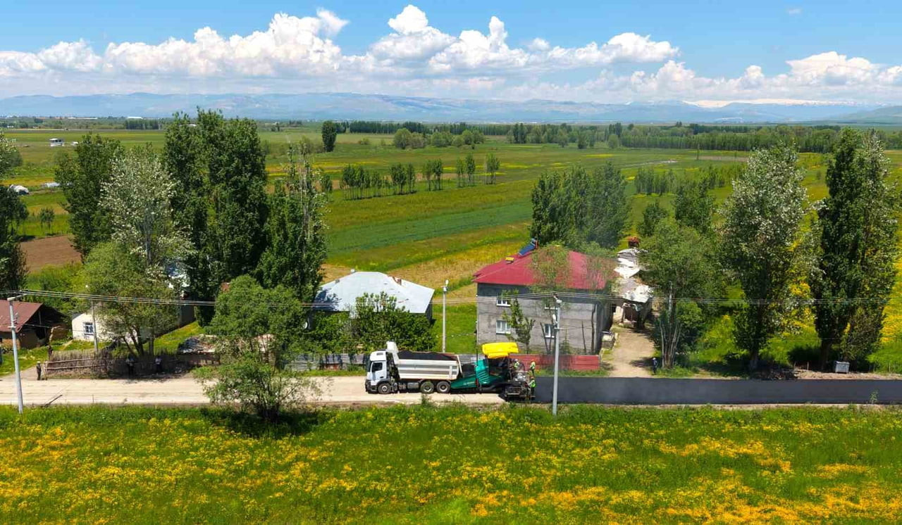 MUŞ’TA KIRSAL BÖLGELERDE ULAŞIM KALİTESİNİN ARTIRILMASI AMACIYLA BAŞLATILAN ASFALTLAMA ÇALIŞMALARI...