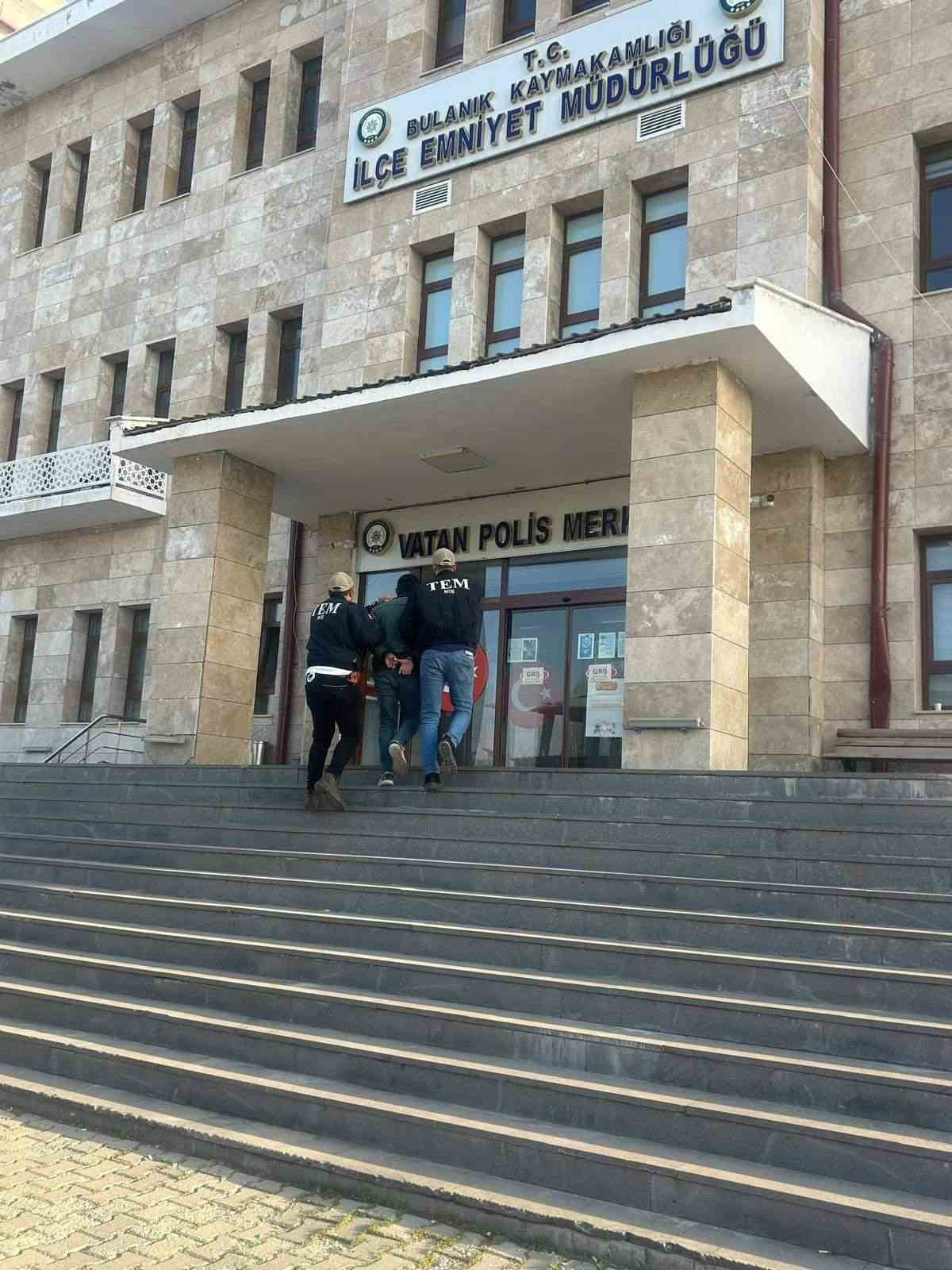 MUŞ’TA POLİS EKİPLERİNCE ARANAN ŞAHISLARIN YAKALANMASINA YÖNELİK YÜRÜTÜLEN ÇALIŞMALARDA, 2 ŞAHIS...