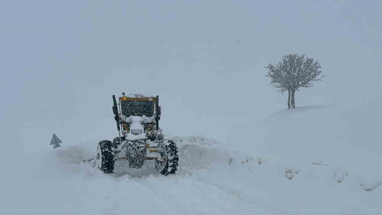 MUŞ’TA YÜKSEK KESİMLERDE ETKİSİNİ ARTIRAN YOĞUN KAR YAĞIŞI NEDENİYLE 55 KÖY YOLU ULAŞIMA...