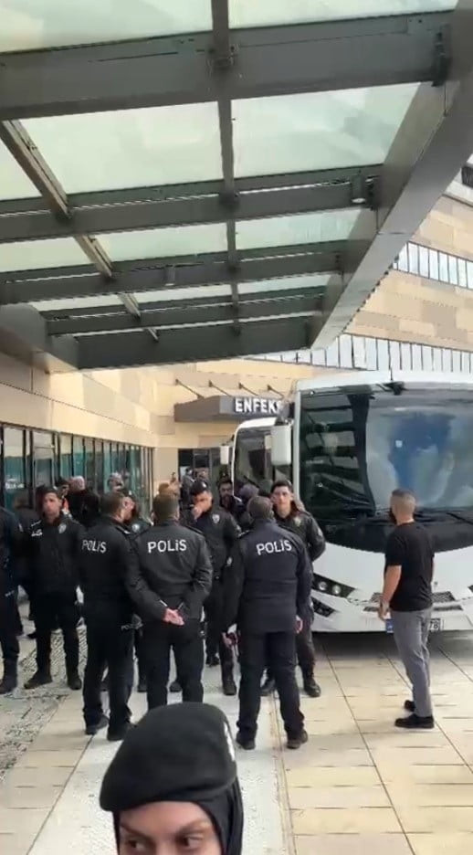 MUSTAFA BOZBEY VE BERABERİNDEKİ 56 KİŞİ ADLİYEYE SEVK EDİLDİ. SAĞLIK KONTROLÜ İÇİN HASTANEYE...