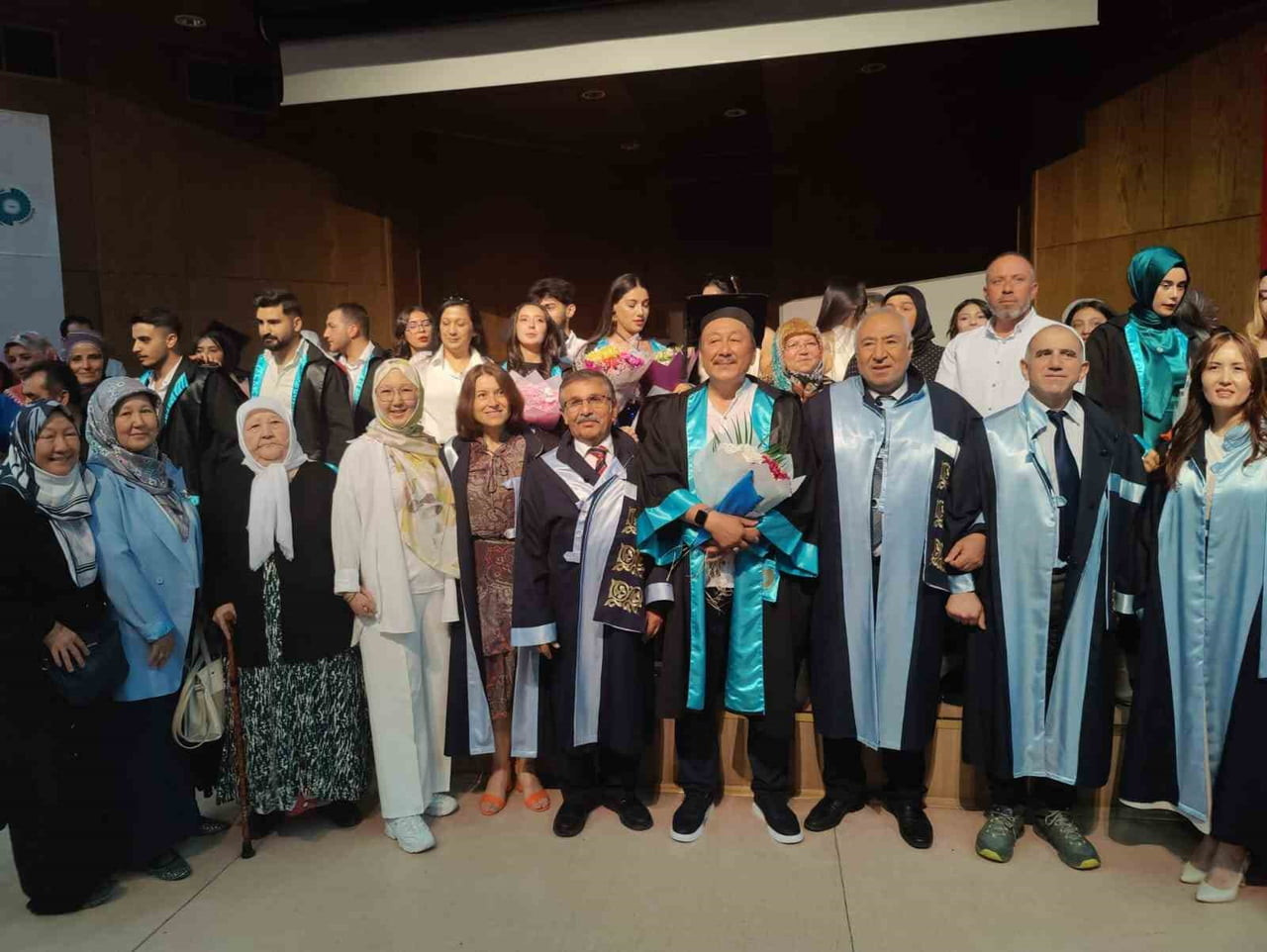 MUSTAFA KÖK 64 YAŞINDA ÜNİVERSİTEDEN MEZUN OLDU