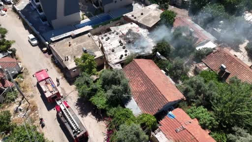 Müstakil ev alevlere teslim oldu, bitişiğindeki diğer evlere sıçramadan söndürüldü
