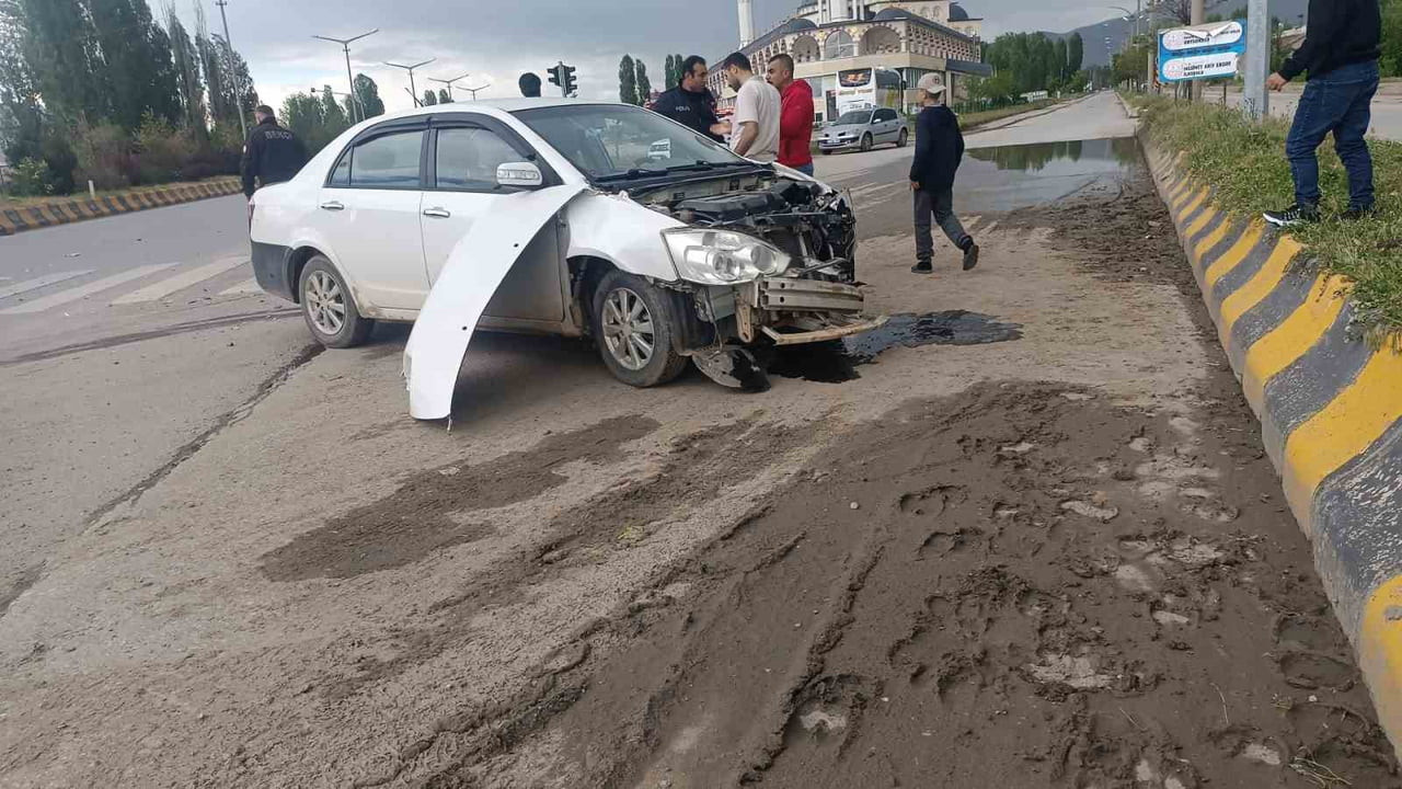 MUŞ’UN HASKÖY İLÇESİNDE HAFRİYAT KAMYONU İLE OTOMOBİLİN ÇARPIŞMASI SONUCU MEYDANA GELEN TRAFİK...