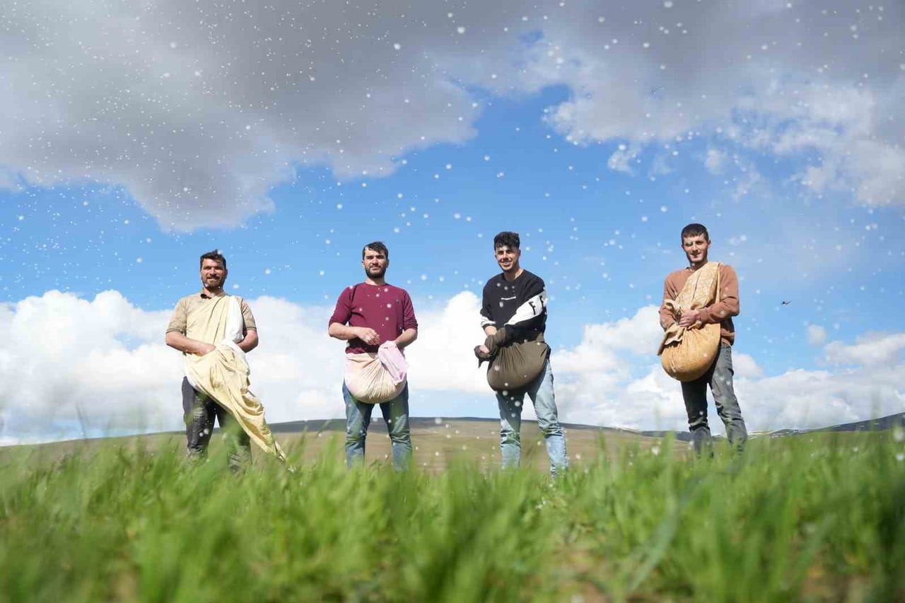 MUŞ’UN KIRKÖY BELDESİNDE BAHARLA BİRLİKTE ÇALIŞMALARA BAŞLAYAN ÇİFTÇİLER, TRAKTÖRLERİN GİREMEDİĞİ...