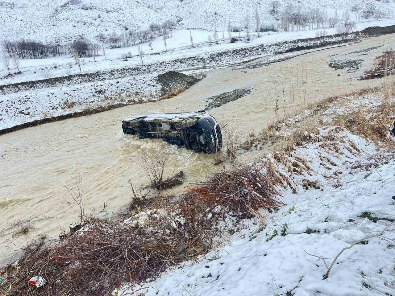 MUŞ’UN KORKUT İLÇESİNDE KAR YAĞIŞI NEDENİYLE KAYGANLAŞAN YOLDA KONTROLDEN ÇIKAN MİNİBÜSÜN DEREYE...