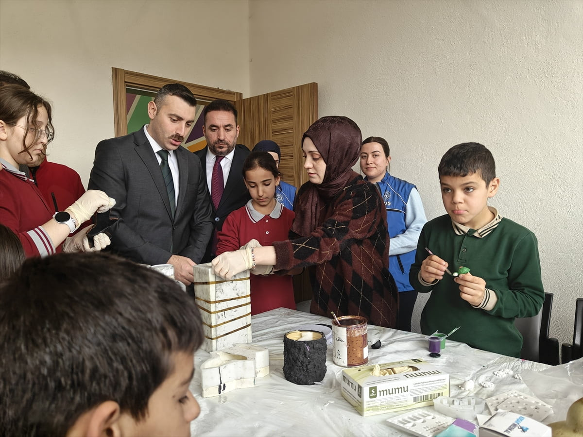 Muş’un Korkut ilçesindeki Gençlik Merkezi’nde el sanatları kursuna katılan ilkokul ve ortaokul...