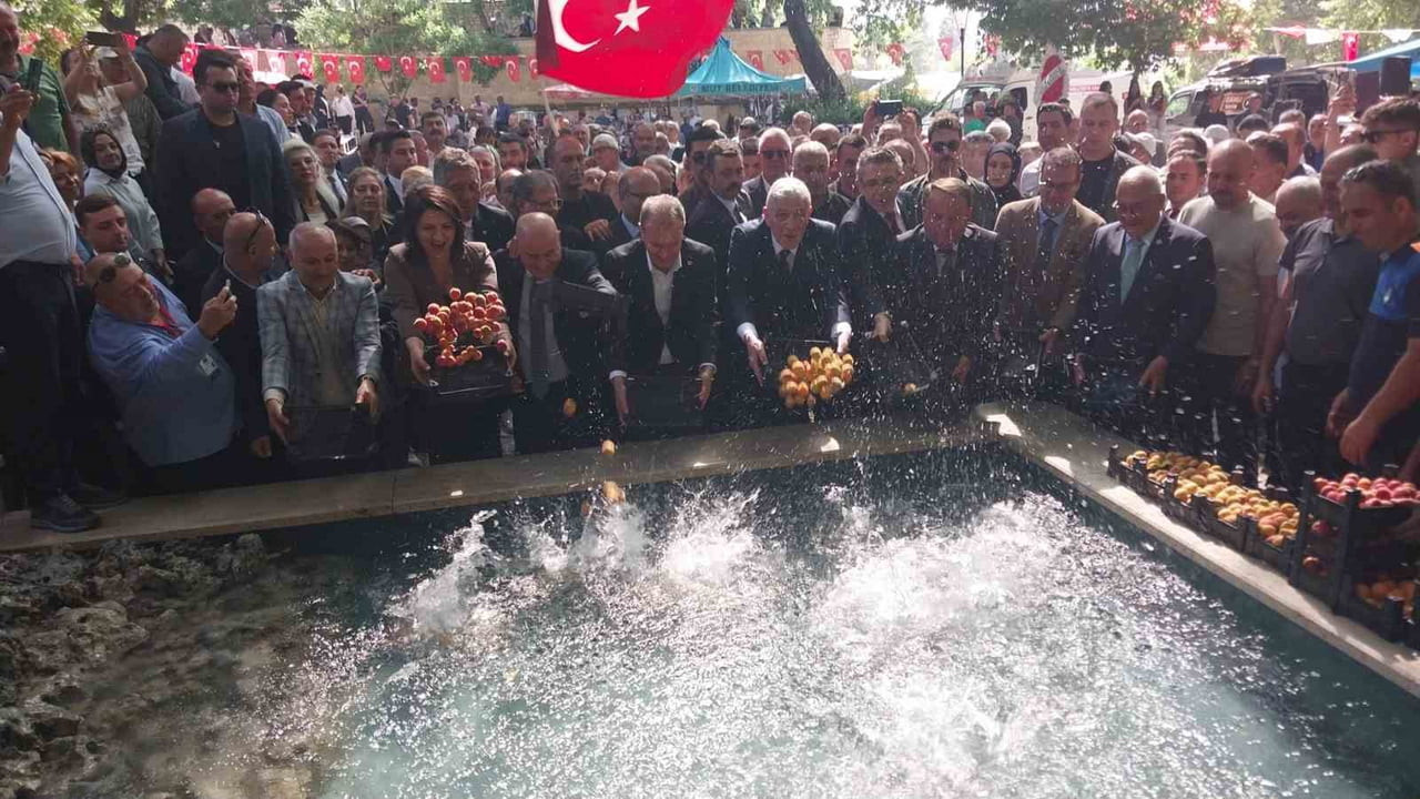 MUT İLÇESİNDE ’KARACAOĞLAN KAYISI KÜLTÜR VE SANAT FESTİVALİ’NİN 64’ÜNCÜSÜ COŞKULU...