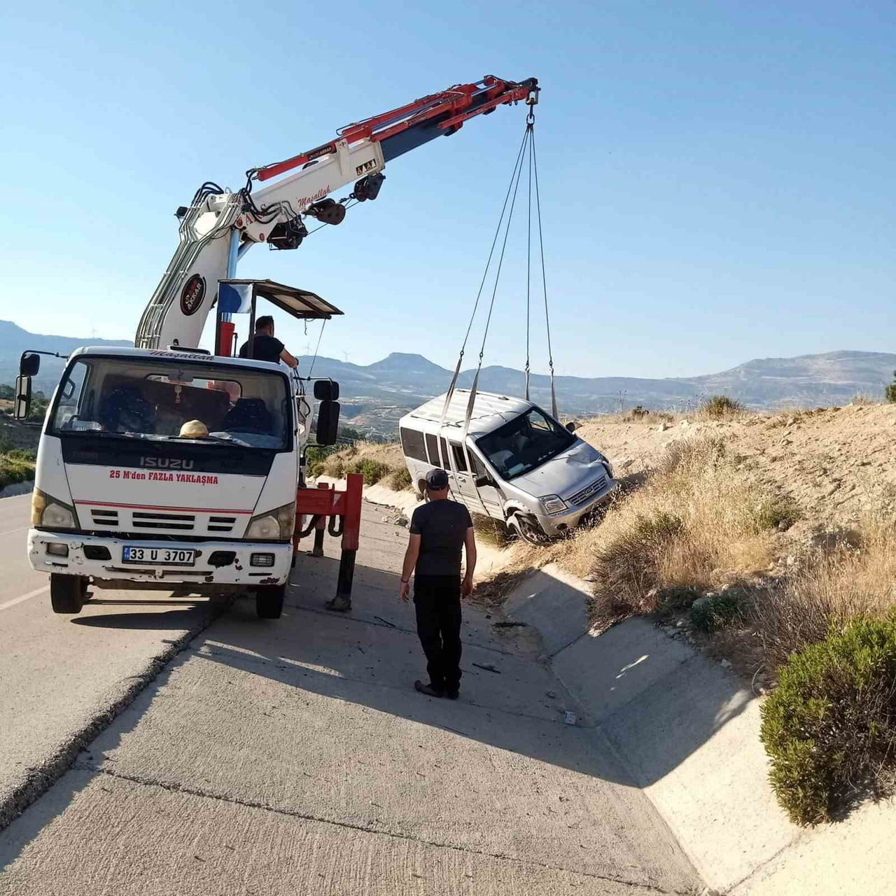 MUT İLÇESİNDE MEYDANA GELEN TRAFİK KAZASINDA ARAÇTA BULUNAN 5 KİŞİ YARA ALMADAN KURTULDU