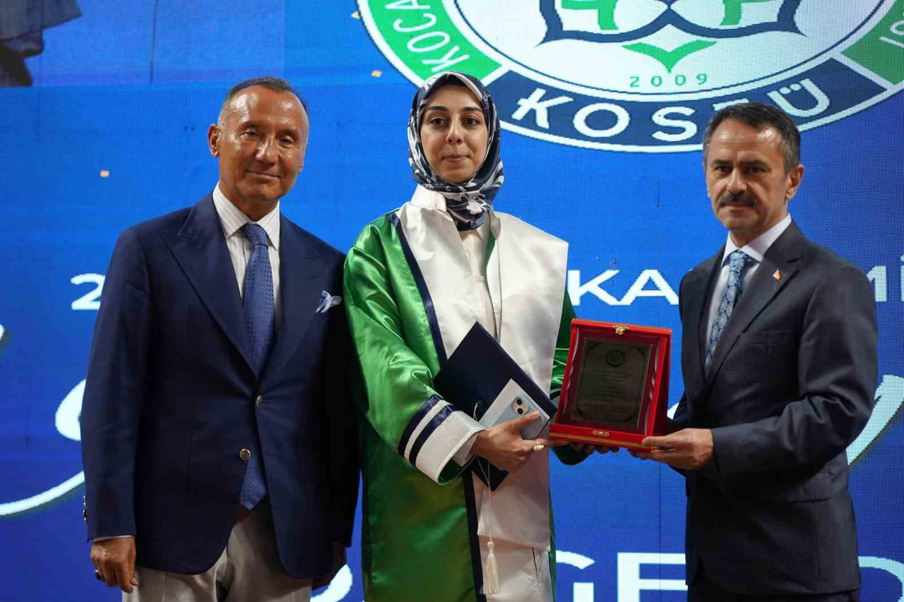 MÜTEVELLİ HEYET BAŞKANI DR. TALİP EMİROĞLU (SOL) - AFRA KONYALI (SAĞ) KOCAELİ VALİSİ İLHAMİ AKTAŞ...