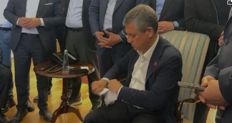 MUTLAK BUTLAN KARARI İLE CHP GENEL BAŞKANLIĞI GÖREVİNDEN ALINAN ÖZGÜR ÖZEL, KARAR KAĞIDINI...