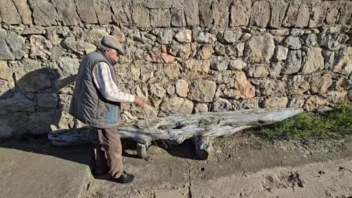 Müze andıran evinde el becerisi ve antika eşyaları hatıralarla süsleyip ziyaretçilerini...
