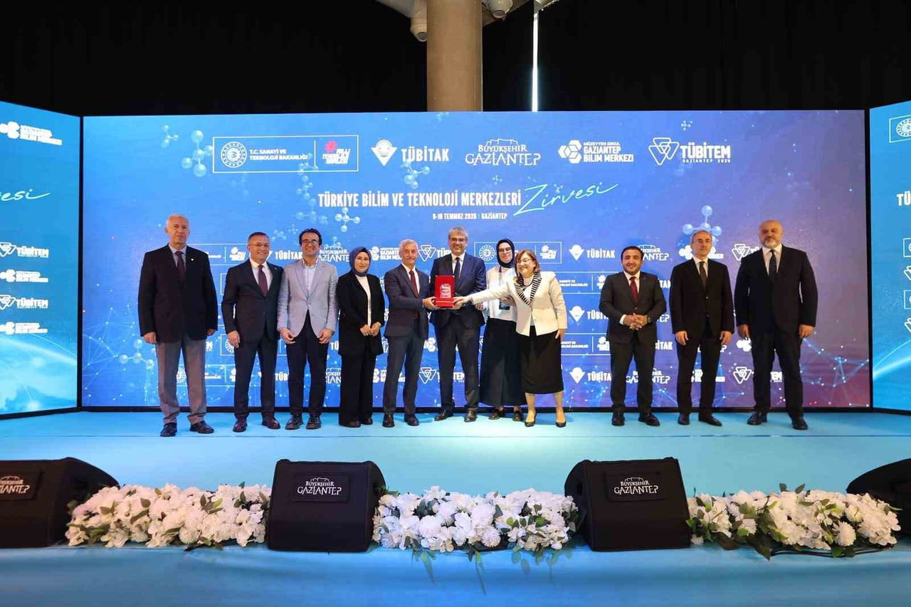 MÜZEYYEN ERKUL BİLİM MERKEZİ’NDE GERÇEKLEŞTİRİLEN 5. TÜRKİYE BİLİM VE TEKNOLOJİ ZİRVESİ’NDE BİLİM...