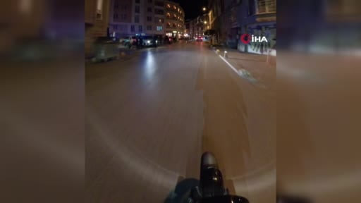 Müzik çaları kulağına dayayarak son ses ile sokakta yürüyen kişi tepki çekti