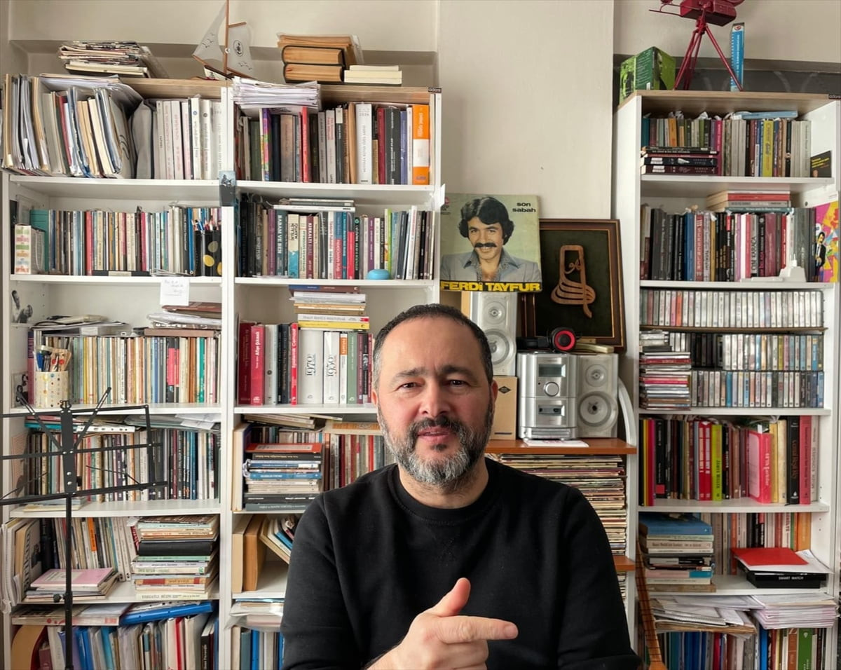 Müzisyen, şair ve yazar Selçuk Küpçük, Anadolu Ajansının (AA) "Dünden Bugüne Arabesk" isimli dosya...