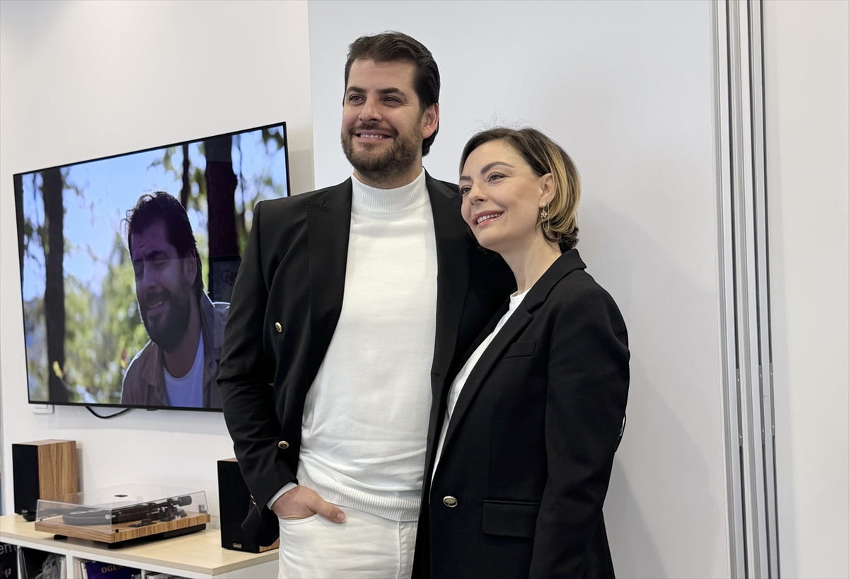 Müzisyen Sinan Güleryüz ile eşi oyuncu Özge Özder, "Duymadın Feryadımı" adlı yeni bir düete imza...