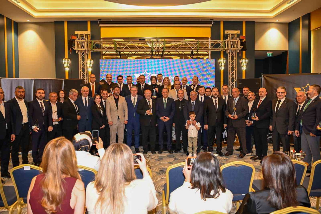 MYYALOVA VİZYON ÖDÜLLERİ TÖRENİNDE KENTTİN BAŞARILI BELEDİYE BAŞKANLARI VE FİRMALARINA PLAKET...