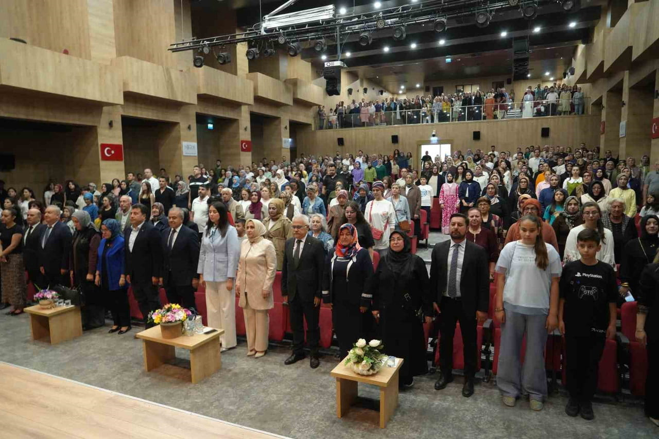NAHİTA’NIN RENKLERİ DEFİLESİ BÜYÜK BEĞENİ TOPLADI