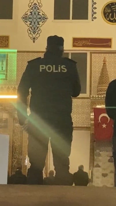 NAMAZA GİDEN İLÇE EMNİYET MÜDÜRÜ MÜEZZİNLİK YAPTI