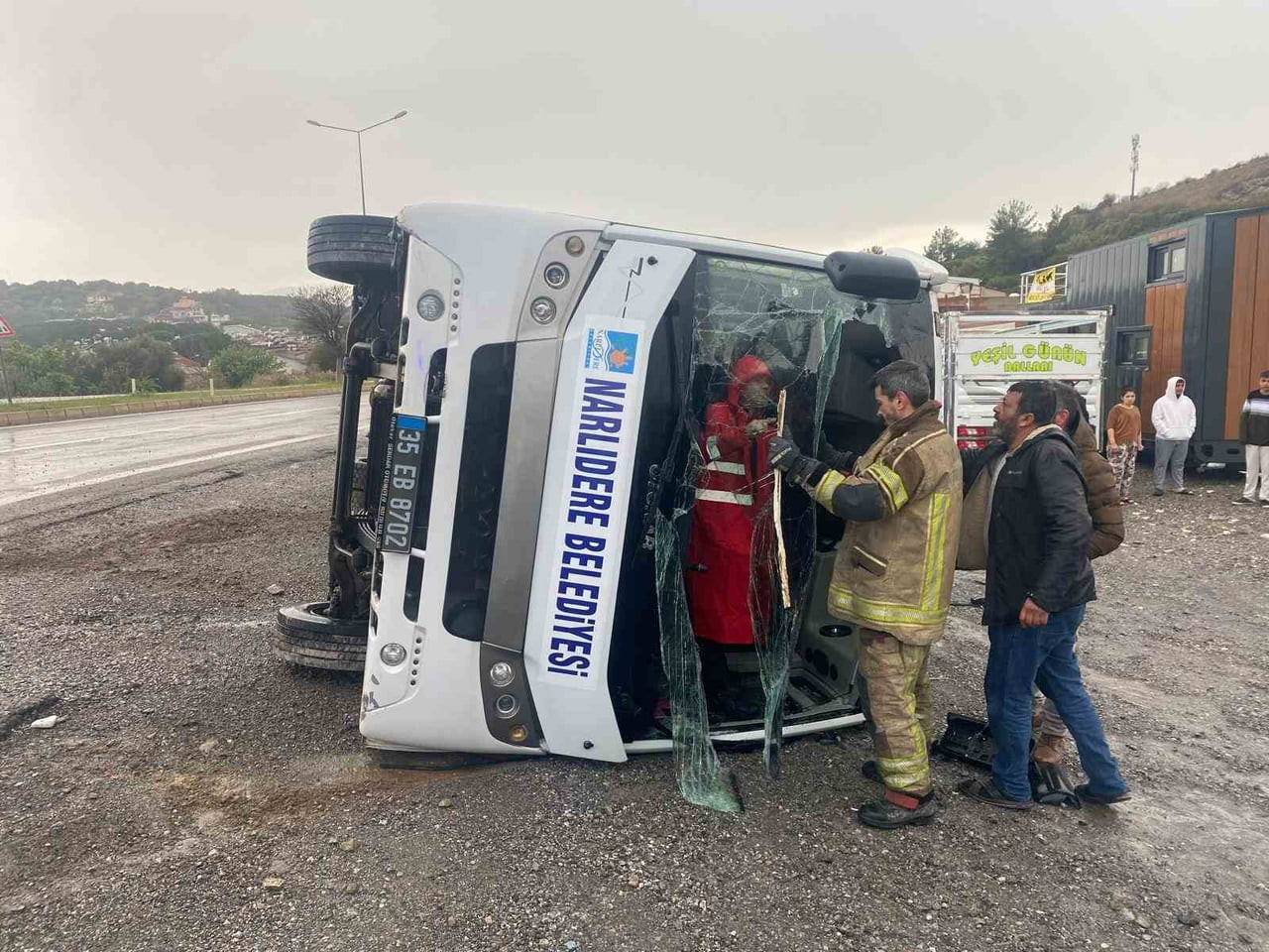 NARLIDERE BELEDİYE GENÇLİK VE SPOR OYUNCULARINI TAŞIYAN OTOBÜSÜN STADA GİRİŞ YAPTIĞI SIRADA...