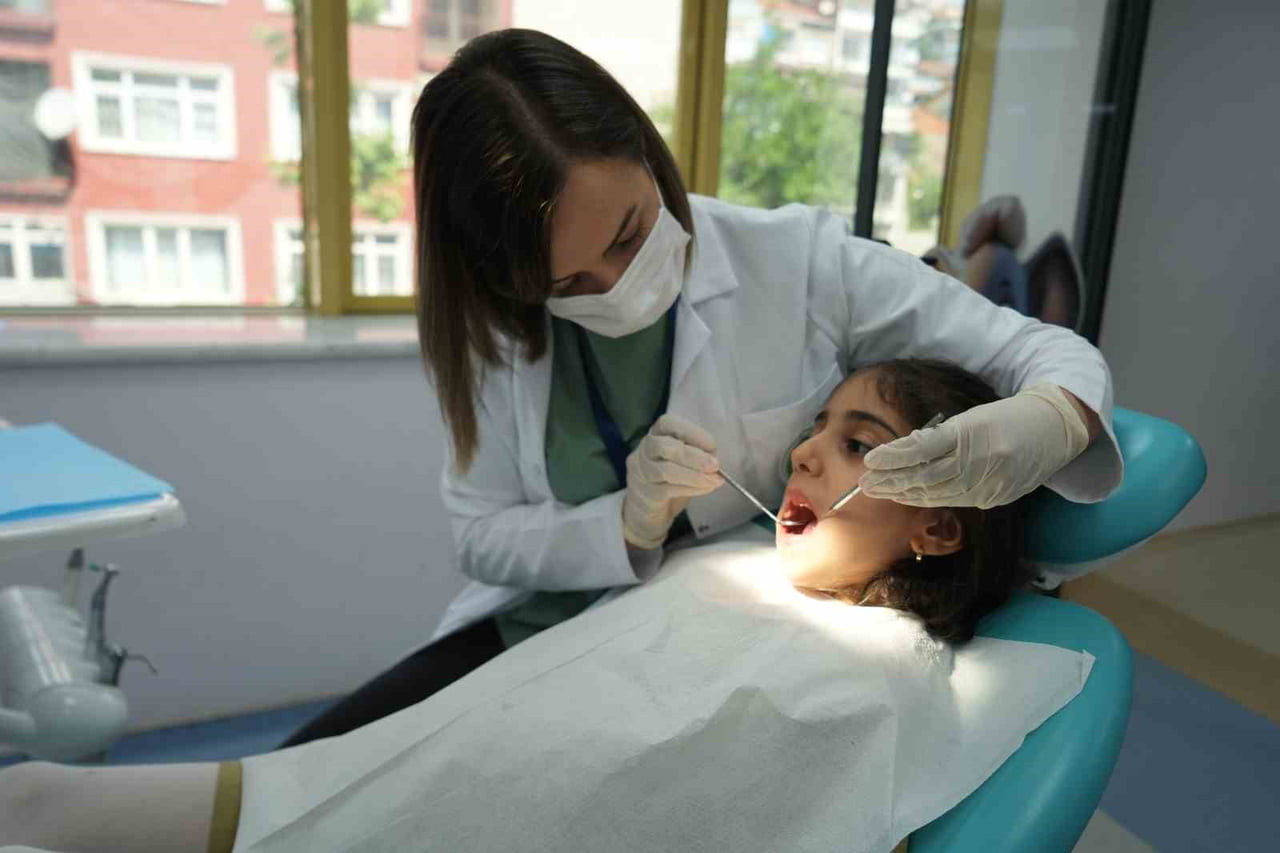 NASIL OLSA DÜŞECEK DENİLEN SÜT DİŞLERİ OKUL BAŞARISINI ETKİLİYOR