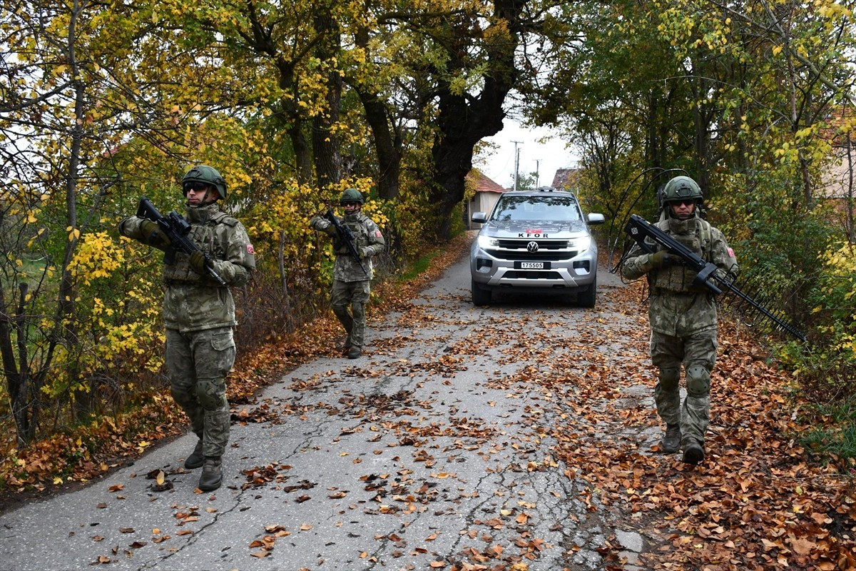 NATO'nun Kosova'daki Barış Gücü (KFOR) bünyesinde görevli Türk askerinin, Kosova genelinde...