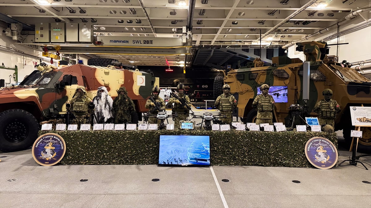 NATO'nun "Steadfast Dart 2026" tatbikatı kapsamında Hollanda'nın Rotterdam Limanı'nda demirleyen...