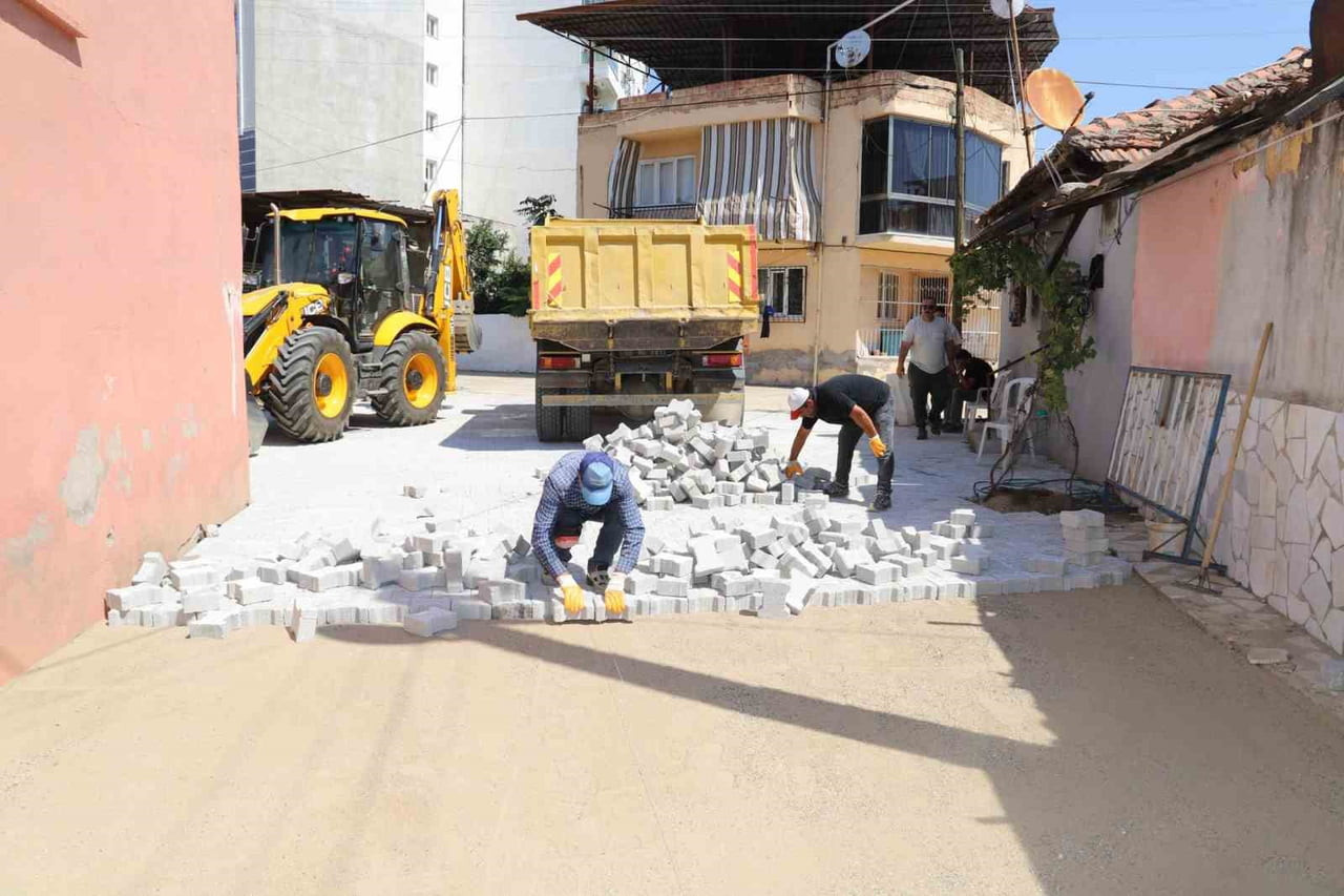 NAZİLLİ BELEDİYESİ FEN İŞLERİ MÜDÜRLÜĞÜ EKİPLERİ, KENT GENELİNDE ULAŞIM KONFORUNU ARTIRMAK...