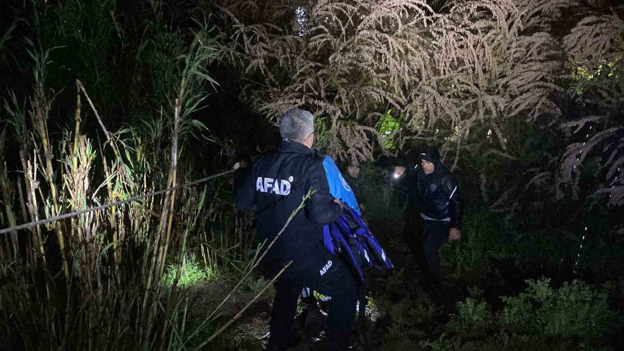 NAZİLLİ İLÇESİNDE DEBİSİ YÜKSELEN MERGEN ÇAYI'NDA ARACIYLA BİRLİKTE AKINTIYA KAPILAN Y.H....