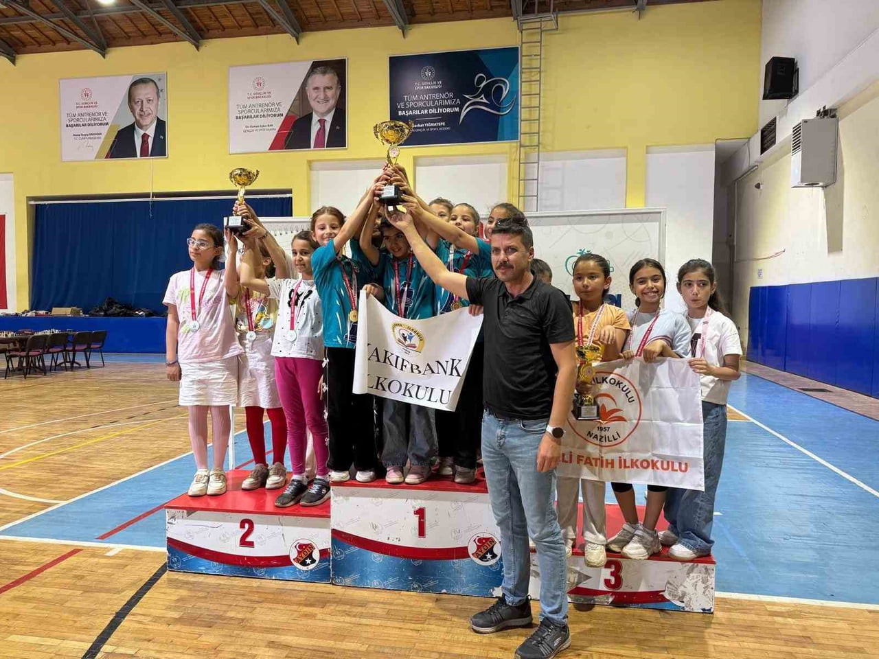 NAZİLLİ VAKIFBANK İLKOKULU KIZLARI SATRANÇTA AYDIN ŞAMPİYONU