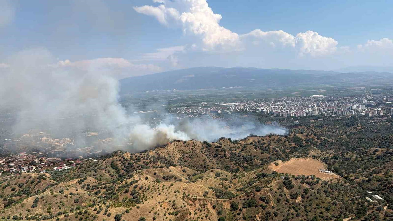 NAZİLLİ’DEKİ YANGINA 4 HELİKOPTERLE MÜDAHALE EDİLİYOR