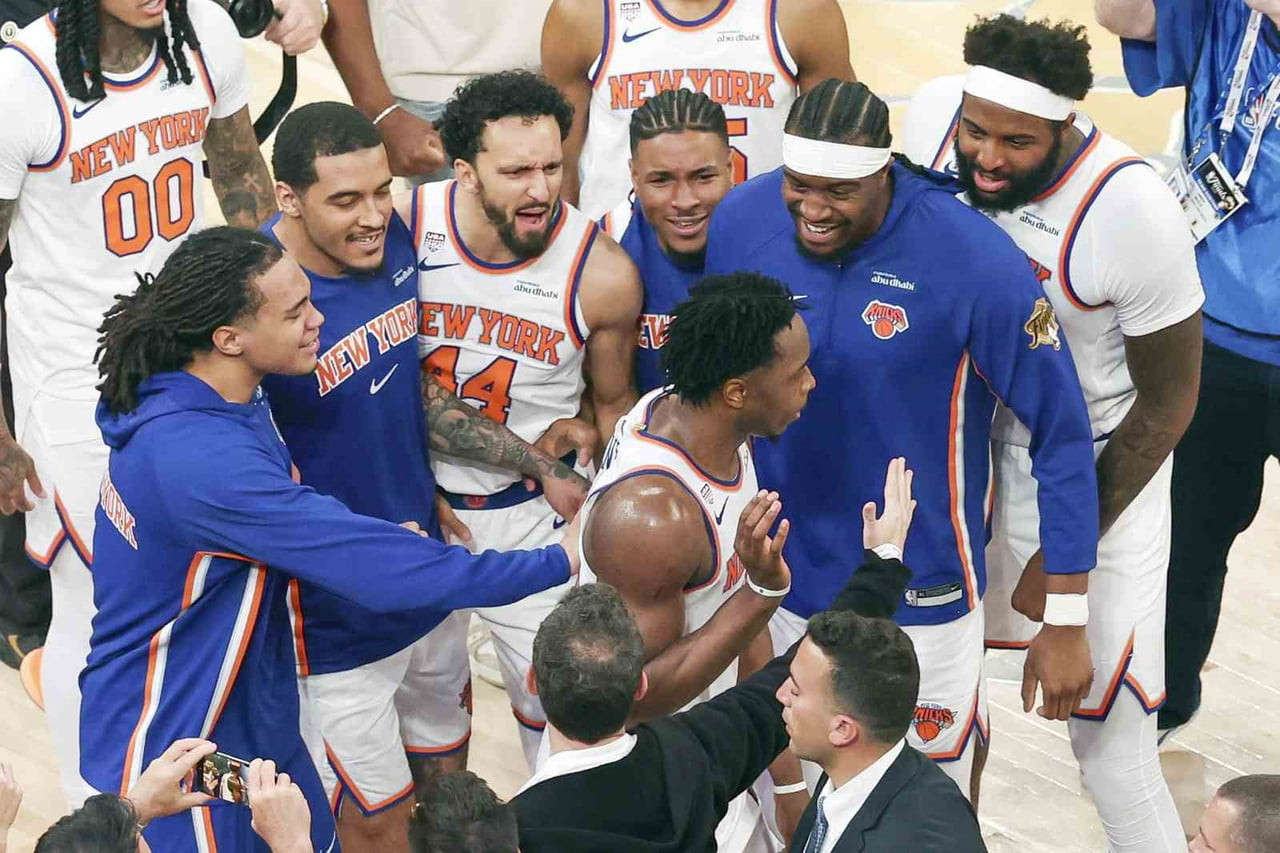 NBA FİNALİNDE NEW YORK KNİCKS, 29 SAYI GERİYE DÜŞTÜĞÜ MAÇTA SAN ANTONİO SPURS'Ü 107-106'LIK SKORLA...