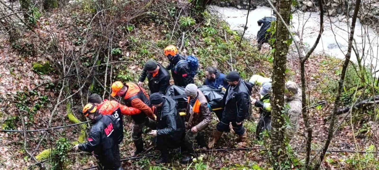 NECDET GÜL'ÜN CENAZESİ SARP ARAZİDEN ÇIKARILARAK HASTANE MORGUNA GÖNDERİLDİ.