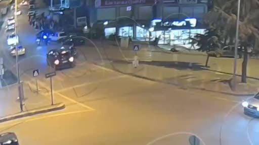 Nefes borusuna kek kaçtı, polisin heimlich manevrası sürücünün hayatını kurtardı...O anlar...