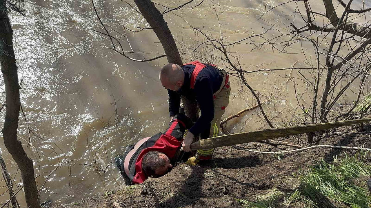 NEHRE DÜŞEN KİŞİYİ KURTARMAK İÇİN ZAMANLA YARIŞ: CAN PAZARI YAŞANDI