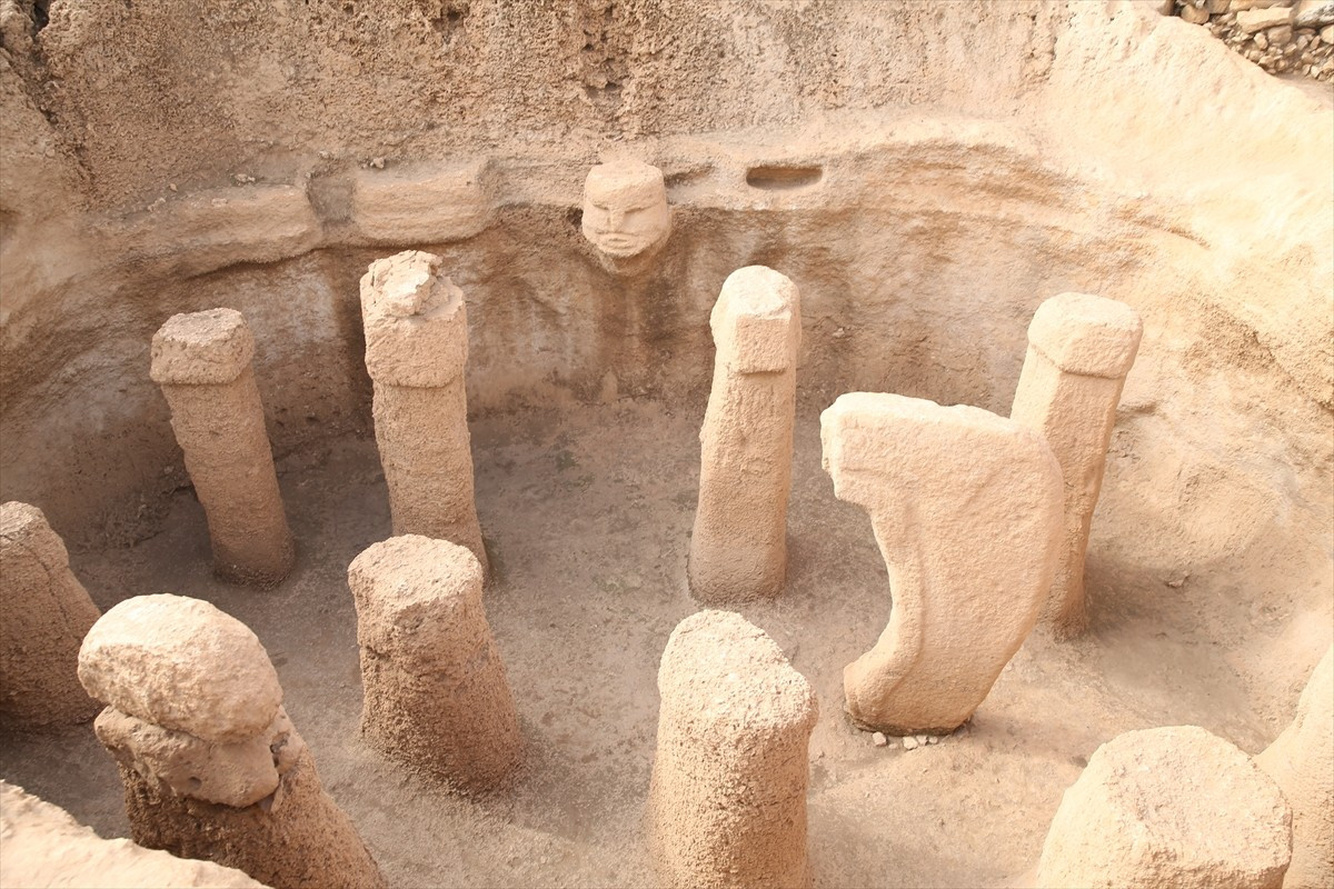 Neolitik dönemin önemli yerleşimlerinden Karahantepe Ören Yeri, yapımı süren ziyaretçi karşılama...