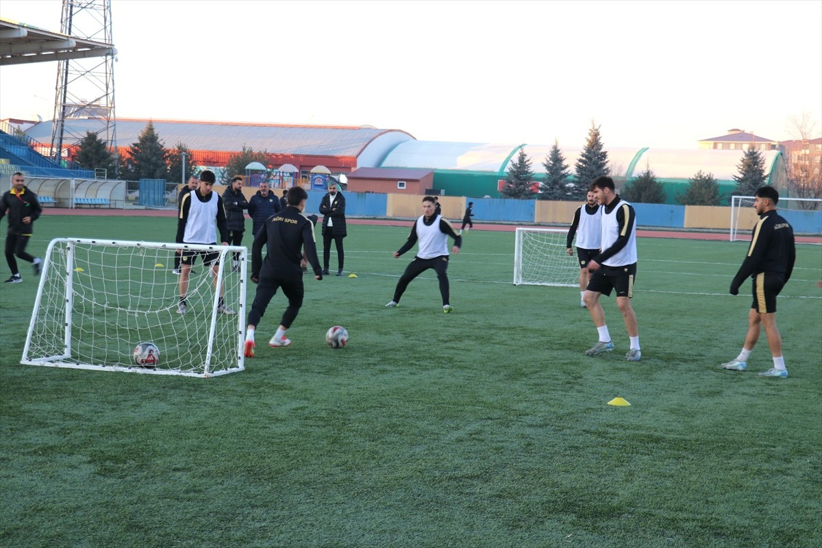 Nesine 3. Lig 2. Grup'ta mücadele eden ve bahis soruşturması kapsamında 17 futbolcusu hak...