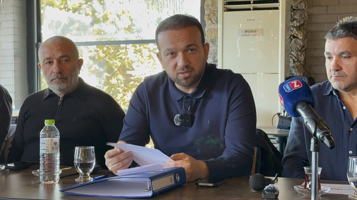 Nesine 3. Lig ekiplerinden TCH Group Zonguldakspor Kulübü yetkilisi Harun Demir (ortada), kentte...