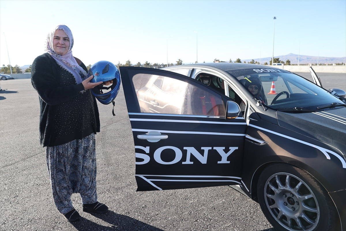 Nevşehir Belediyesi tarafından "şalvarını kap gel, kadınlara özel slalom" etkinliği düzenlendi....